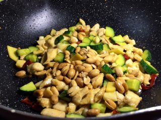14、下饭菜 宫爆鸡丁,放入调好的酱汁，加入炸好的花生米翻炒收汁即可出锅
