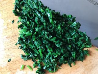 2、多彩麻食,菠菜洗净后焯水，再剁碎