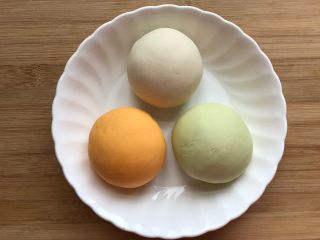 8、多彩麻食,同样，菠菜面团和原色面团都是一样的做法，和成面团后覆盖保鲜膜松弛15分钟左右
