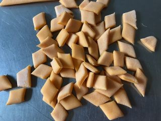 10、多彩麻食,再切成小块撒点面粉混合均匀