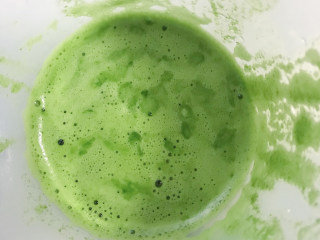 3、猫耳朵面,过滤好的菠菜汁。