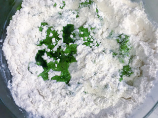 4、猫耳朵面,将菠菜汁倒入面粉，和面（可稍微硬点）。