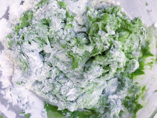 5、猫耳朵面,菠菜汁全部加完，形成絮状。