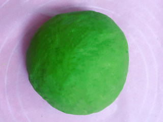 6、猫耳朵面,揉成光滑面团，盖上湿布醒半小时。