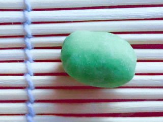 7、猫耳朵面,用手揪下拇指大一块面，在掌心稍微搓圆。