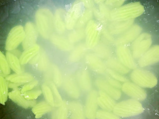 10、猫耳朵面,开水入锅，中途加三次冷水，煮至沸腾，加盖闷3分钟。