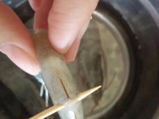 3、麻辣香锅,虾从尾巴数第二节穿入牙签剔除虾肠