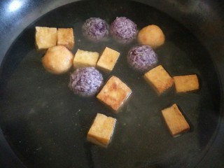 4、麻辣香锅,先将不宜熟的丸子放入锅中焯水