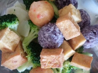 6、麻辣香锅,等全部食材断生就可以捞出备用了