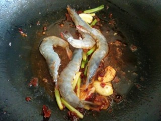 10、麻辣香锅,放入大虾