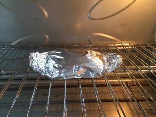 4、风琴土豆,放入烤箱中层,烤20分钟(请根据土豆大小,结合自家烤箱脾气,适当调整时间和温度)