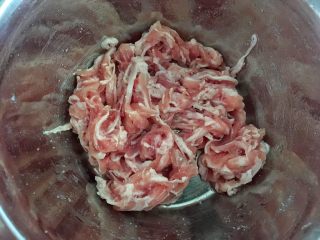 6、风琴土豆,解冻好挤干水份并抓散