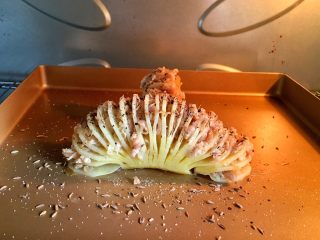 13、风琴土豆,放入烤箱200度5分钟,180度10分钟即可