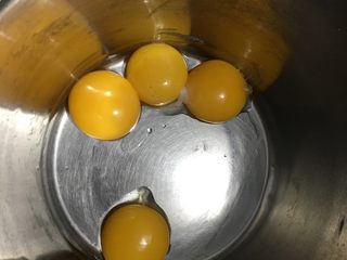 1、红丝绒棉花蛋糕卷,分离出蛋黄