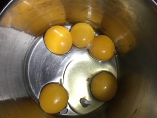 2、红丝绒棉花蛋糕卷,再加入一个全蛋