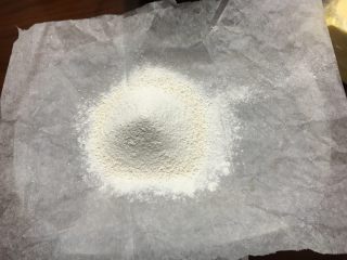 3、红丝绒棉花蛋糕卷,低筋面粉过筛好备用