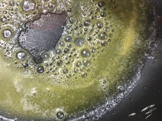 4、红丝绒棉花蛋糕卷,黄油切小块后小火煮到起泡