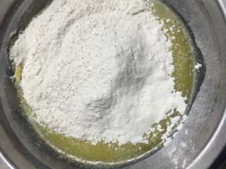 5、红丝绒棉花蛋糕卷,马上离火加入过筛后的低粉