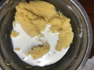 7、红丝绒棉花蛋糕卷,加入20克牛奶