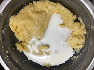 9、红丝绒棉花蛋糕卷,二次加入20克牛奶