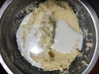 11、红丝绒棉花蛋糕卷,最后一次加入25克牛奶