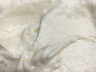 12、红丝绒棉花蛋糕卷,这时翻拌好的面糊就很细腻了