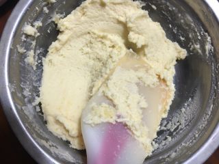 10、红丝绒棉花蛋糕卷,翻拌后明显颜色白了很多