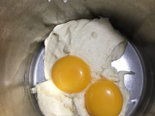 13、红丝绒棉花蛋糕卷,然后在拌好的面糊里，一次先加2个蛋黄