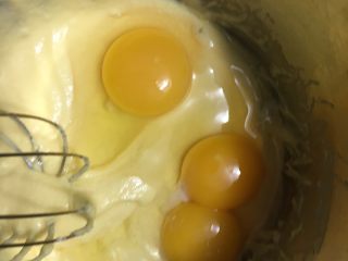 15、红丝绒棉花蛋糕卷,二次加入其余的蛋黄和全蛋