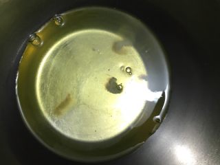 17、红丝绒棉花蛋糕卷,蛋黄糊放一边，拿过分离好的蛋清