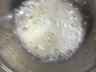 18、红丝绒棉花蛋糕卷,打发到出大气泡时加入20克糖