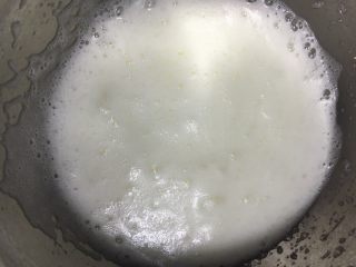 19、红丝绒棉花蛋糕卷,蛋白糊变细腻时再加入20克糖