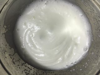 20、红丝绒棉花蛋糕卷,出现浅浅纹路时加入最后25克糖