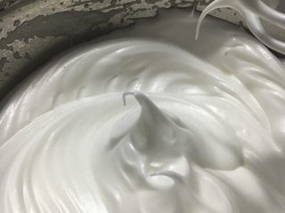 21、红丝绒棉花蛋糕卷,打发到出现大弯钩