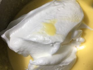 22、红丝绒棉花蛋糕卷,取3分之一的蛋白糊到蛋黄糊里