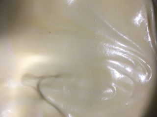 23、红丝绒棉花蛋糕卷,轻轻快速的，如同炒菜一般的手法翻拌均匀，不可打圈搅拌