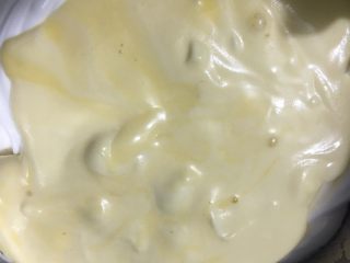 24、红丝绒棉花蛋糕卷,再把搅好的面糊倒回剩余的3分之二的蛋白糊里