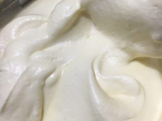 25、红丝绒棉花蛋糕卷,再次翻拌均匀也是不能划圈搅拌