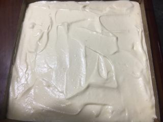 27、红丝绒棉花蛋糕卷,把面糊倒入金盘里，初步刮平