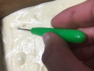 28、红丝绒棉花蛋糕卷,把金盘震几次震出大气泡，再用针从上到下，走“Z”形划拉一遍，表面会平整