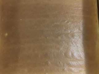 31、红丝绒棉花蛋糕卷,烤好后脱离金盘放到网架上晾凉