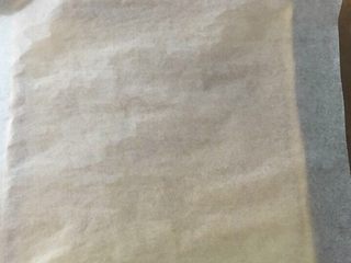 32、红丝绒棉花蛋糕卷,凉到余温时，表面盖一张油纸，翻扣过来