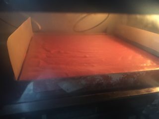 33、红丝绒棉花蛋糕卷,我是喜欢新年红火一点，在面糊里加了10克的红曲粉，烤了个红丝绒的，其过程都一样