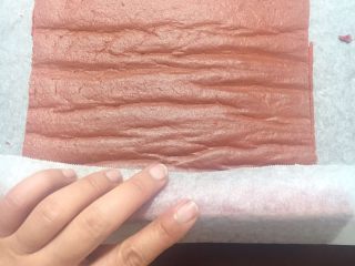 34、红丝绒棉花蛋糕卷,把靠自己的这一边油纸提起，往里面卷