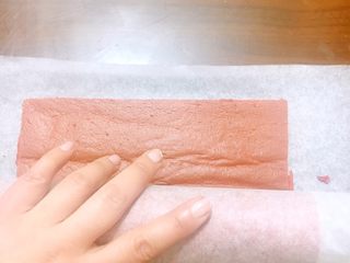 35、红丝绒棉花蛋糕卷,连油纸一起轻轻往里面卷，不要卷太紧