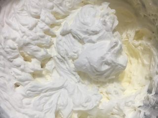 37、红丝绒棉花蛋糕卷,淡奶油加细砂糖打发