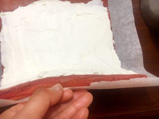 39、红丝绒棉花蛋糕卷,再提起油纸慢慢往里卷