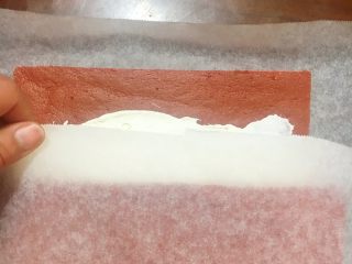 40、红丝绒棉花蛋糕卷,这次就不要连纸一起卷进去哦，等卷到一半时放开油纸徒手卷，因为刚才已经有过定型，很好卷起来的