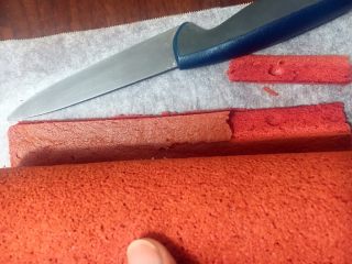 42、红丝绒棉花蛋糕卷,卷到头后，拿刀斜斜的成45度角切掉一点边