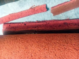 43、红丝绒棉花蛋糕卷,形成一点坡度，好让卷更挺立不会滚动